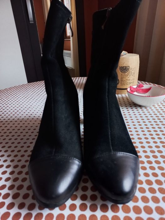 Дамски черни боти от естествен велур и кожа.