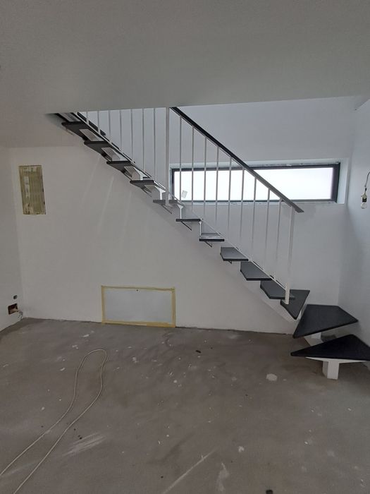 Balustrazi, Riflaj, Scări metalice pe vang central