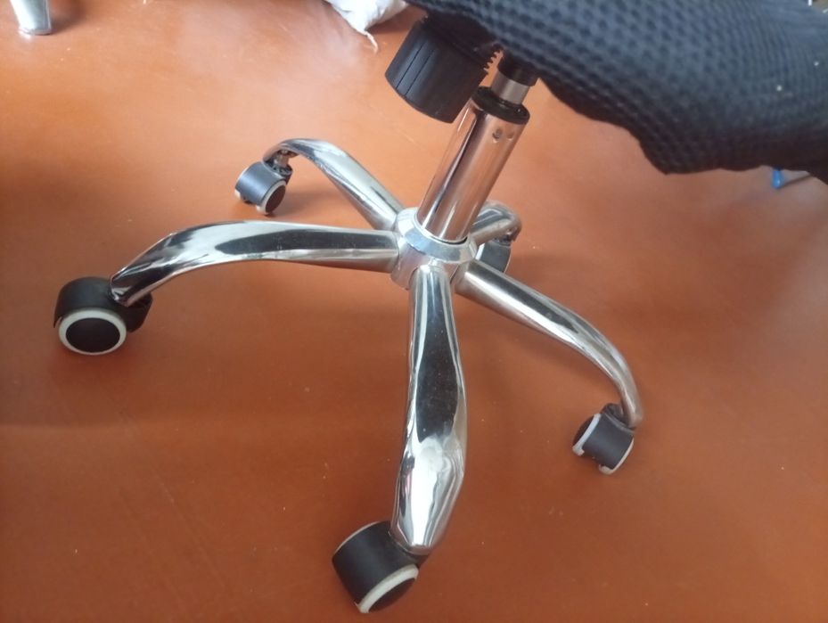 Офисное кресло .