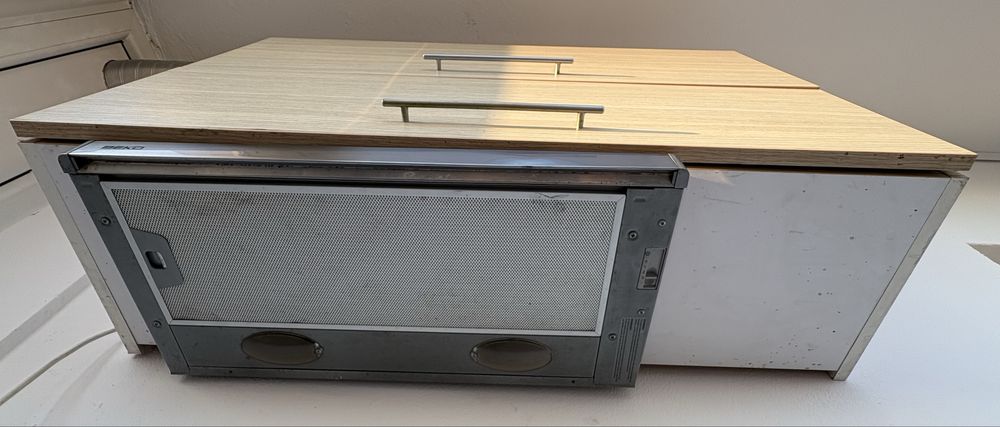 Vand hota Beko cu dulap incorporata cu tub pentru ventilare naturala