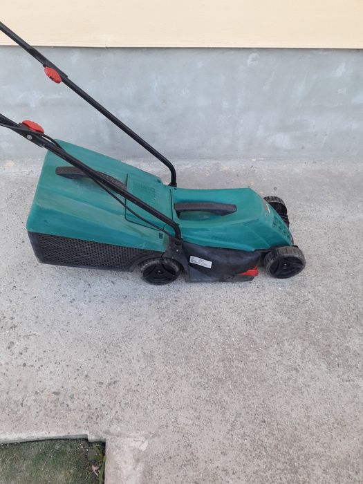 Masina de tuns iarba bosch arm 32