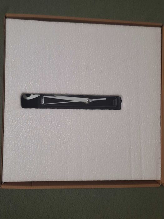 Ceas de perete negru pentru saloane de coafură și frizerii.