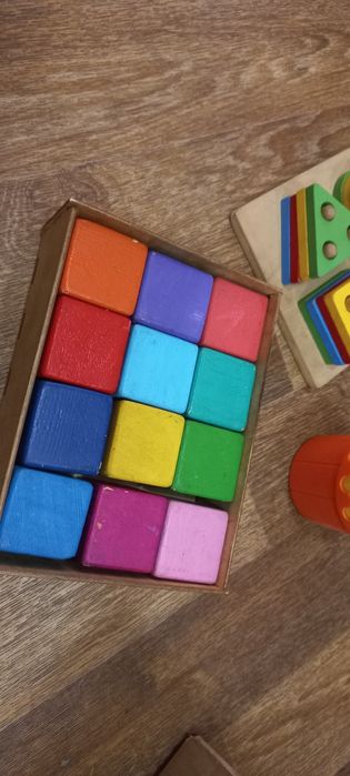 Пирамидка, кубики, стаканчики. Развивающие игрушки