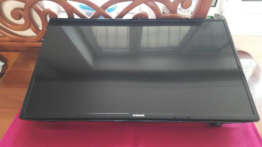 Продам телевизор Самунг марка UE-40EH5000W