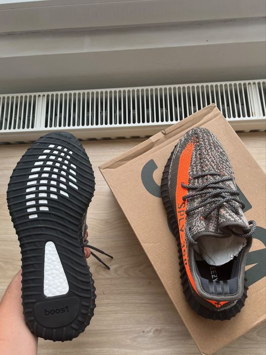Yeezy 350 ,,V2 Carbon Beluga”-noi, nefolositi