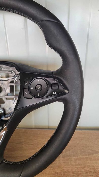 Продавам нов кожен волан за Opel Corsa F след 2019 Astra L след 2021