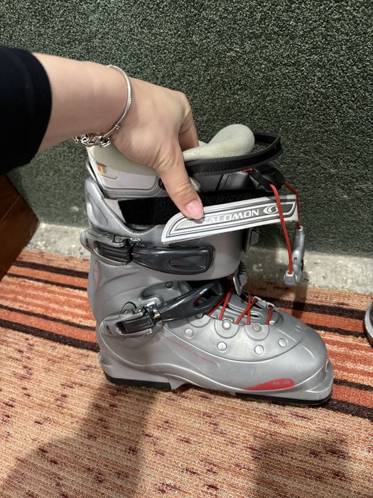 Детска каска и ски обувки