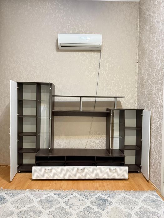 Тумба под телевизор со стеклянными полками