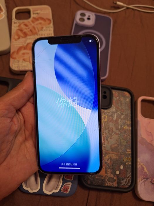 iPhone 12 в отлично състояние и 10 калъфа към него