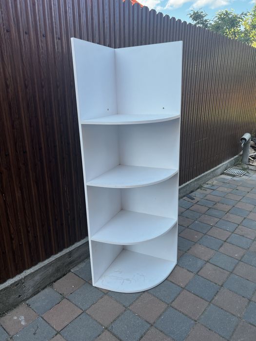 Coltar biblioteca cu rafturi
