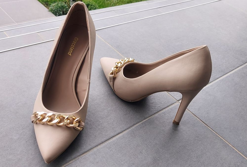 Pantofi stiletto crem, marimea 37, pret 59 lei