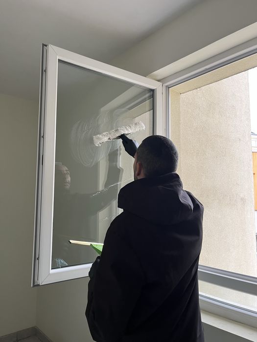 Почистване на прозорци и витрини – NikoClean (София)