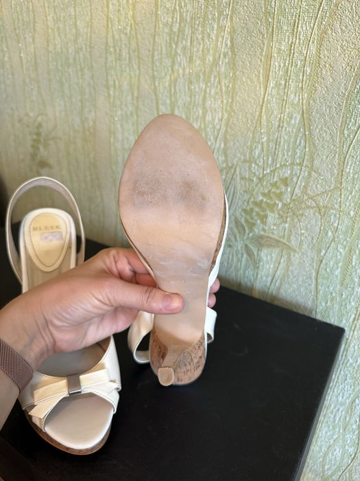 Продам босоножки