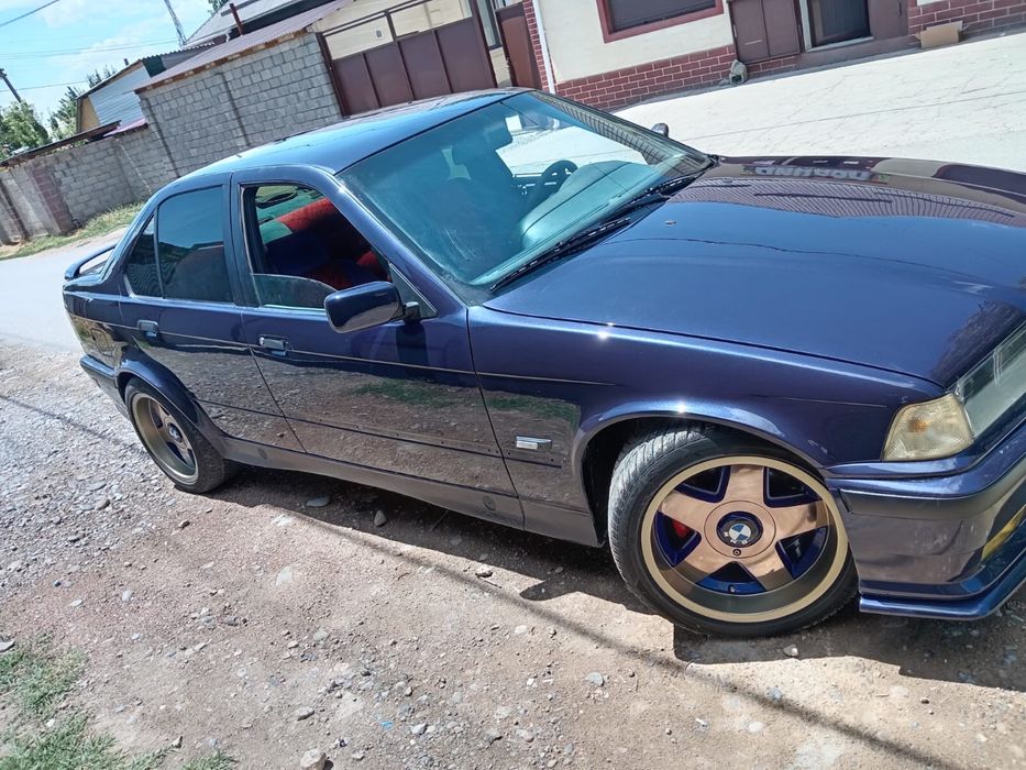 Продаю машину бмв е36