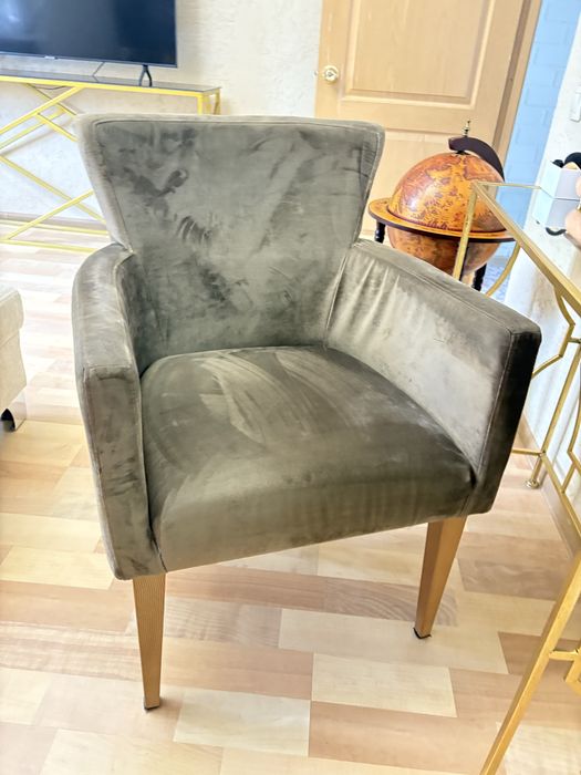 Кресло коричневого цвета