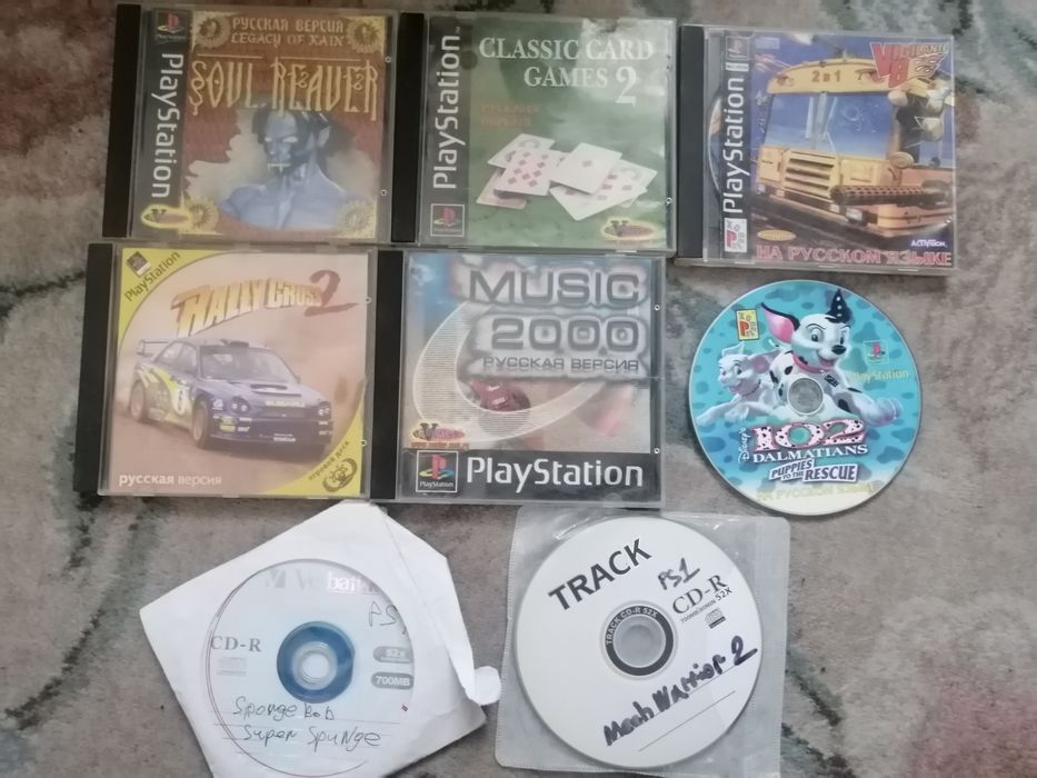 Sony PlayStation 1 с дисками игр