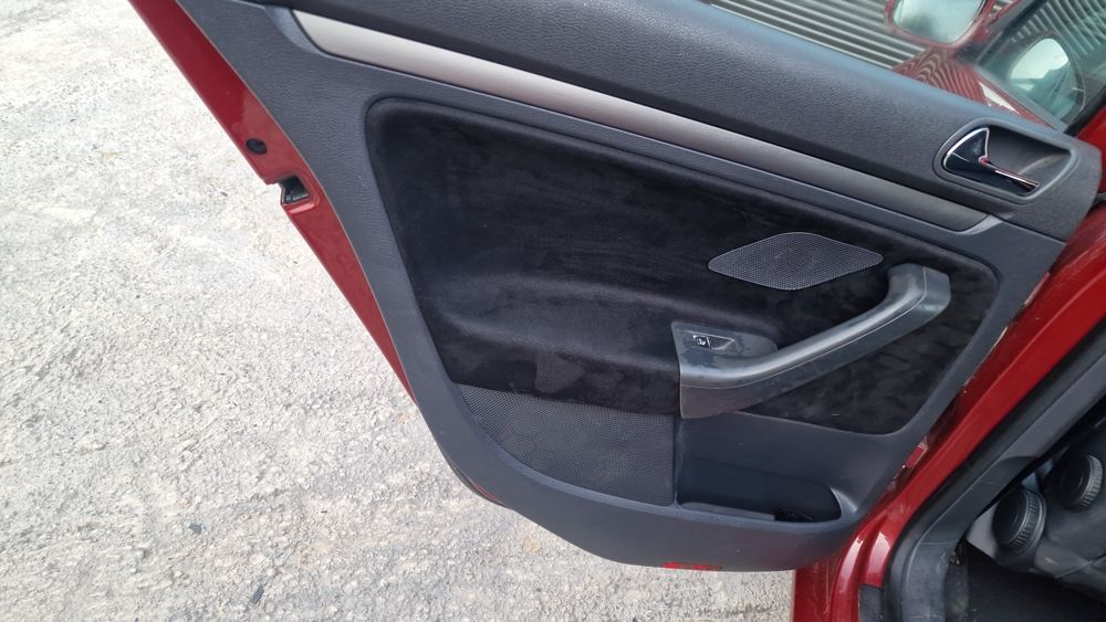 Retapitare fete de usi , plafon , stalpi