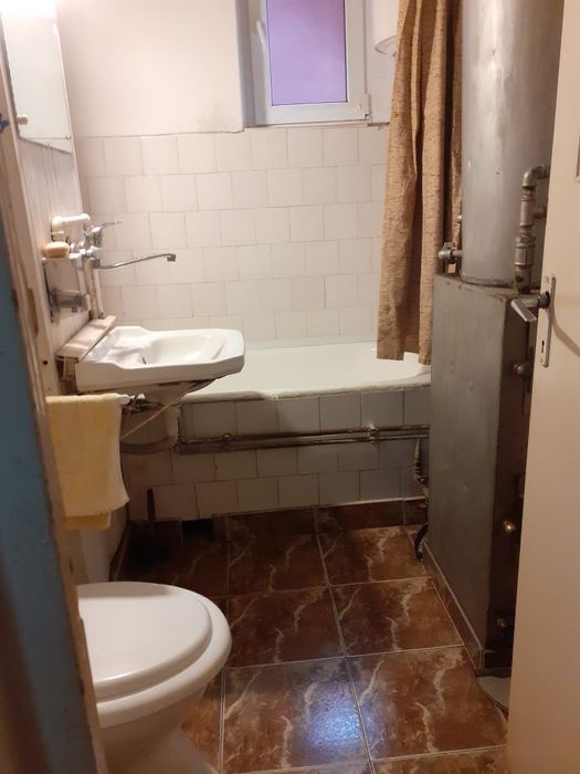Apartament de inchiriat si o boxa la parterul blocului