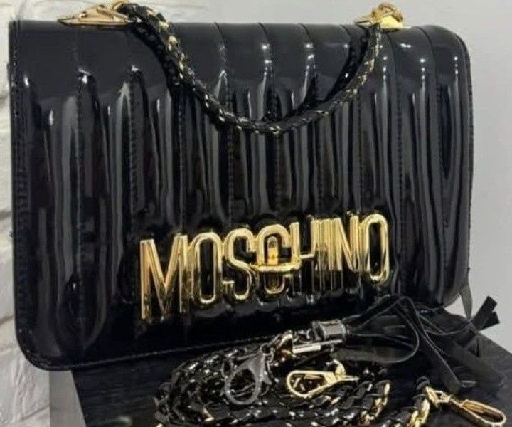 Geanta damă model lacuit, curea detasabila umăr, logo metalic auriu