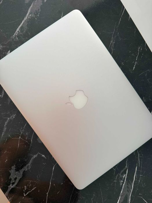 Vând MacBook Air 13