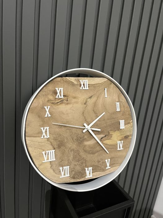 Ръчно изработен часовник от дърво и метална рамка със скандинавски мъх