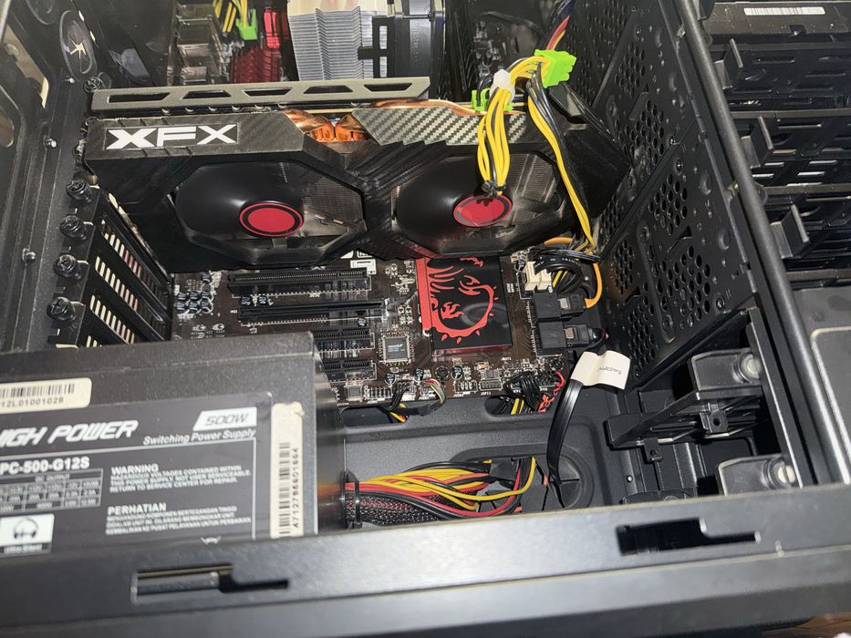 Pc intel i7 4770, 16gb ram, Amd RX 580 8gb, SSD 80gb, hdd 1tb.