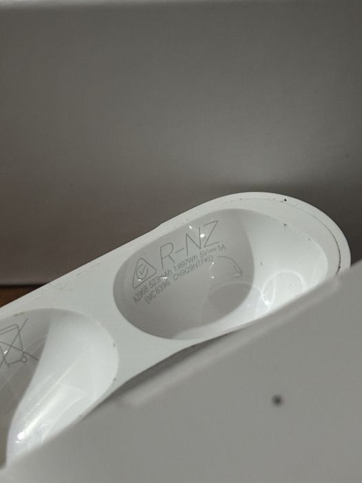 Apple AirPods Pro 2 зареждаща кейс