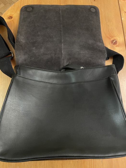 Промоция на черна кожена чанта за лаптоп на Marc O’Polo