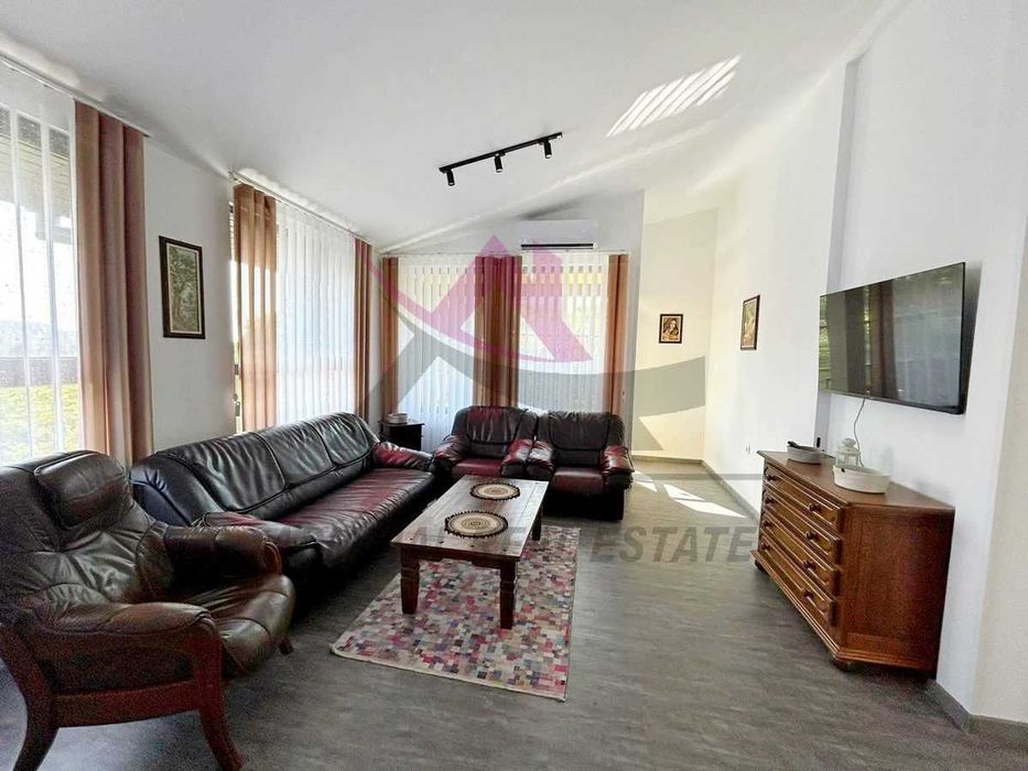 Дава се под наем Тристаен апартамент в Варна, Център - 100 кв.м за 950 € - Снимка #1