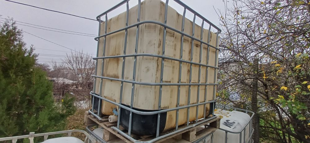 Bazin 1000 litri cu grilaj metalic.