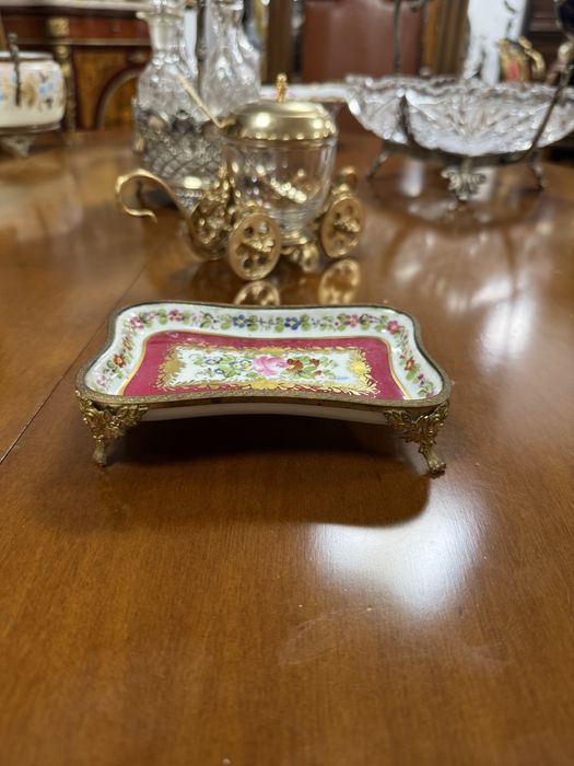 Bomboniera limoges din portelan pictat si elemente alama