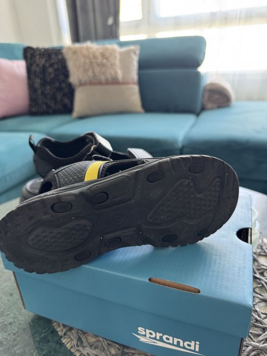 Чисто нови детски сандали