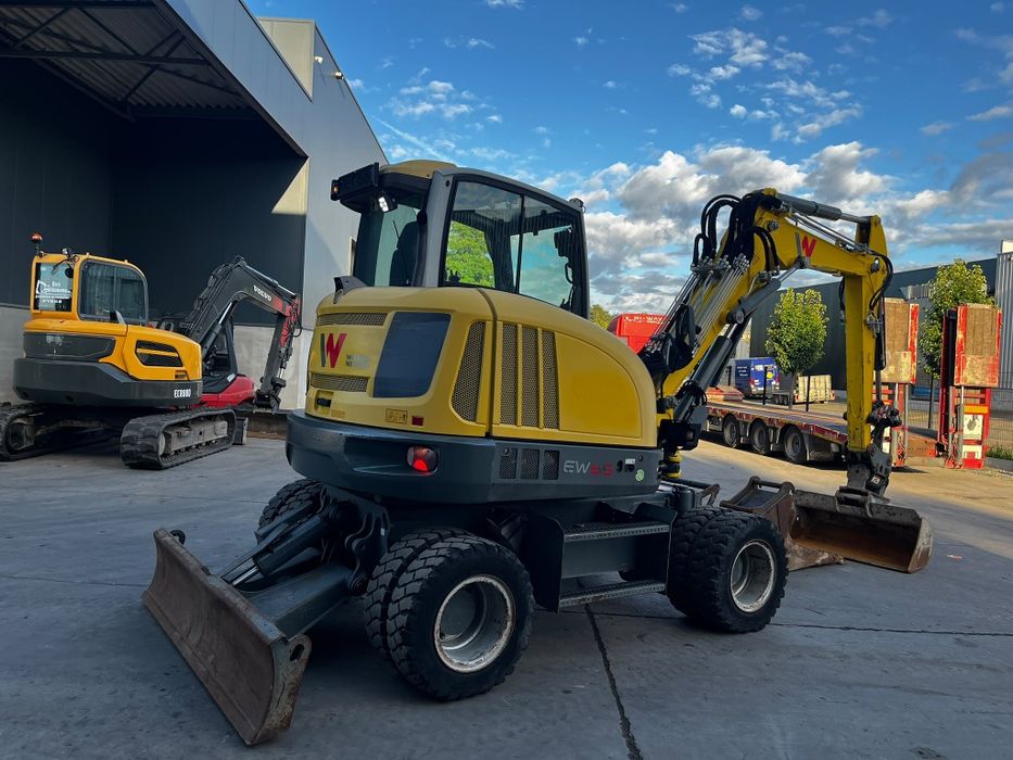 Excavator pe roti cu powertilt