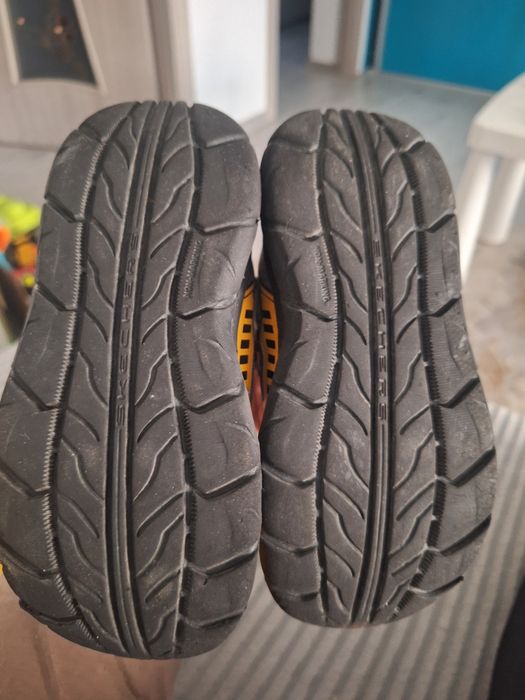 Vând skechers mărimea 25