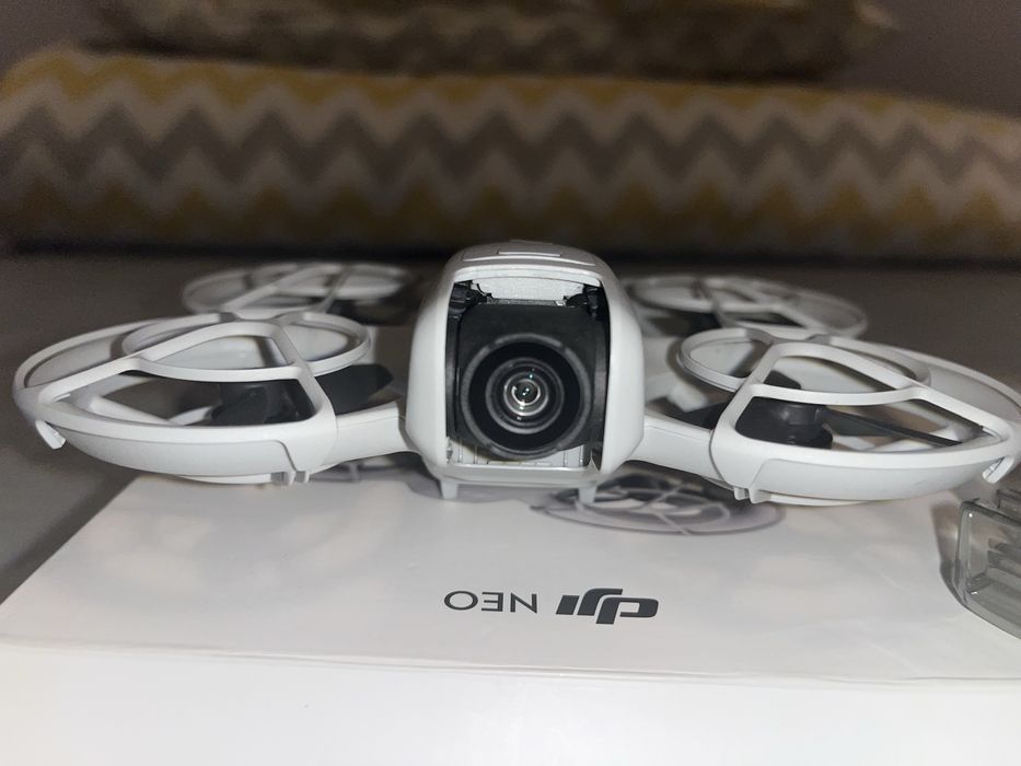 Vand drona DJI Neo + controller, ca noua, putin folosita, 10 incarcari