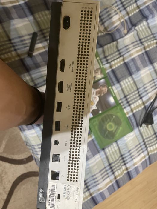 Xbox One S 500 GB + 1 оригинален контролер + 5 игри