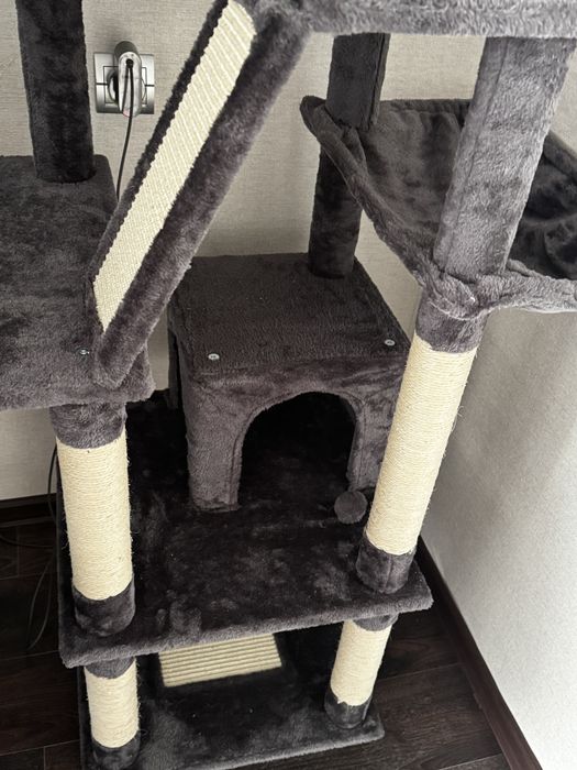 Домик с когтеточкой для кошки