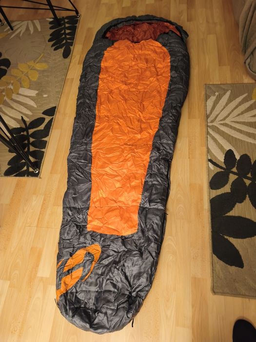 Vând sac de dormit Hannah Hiker III (din gama Adventure Series).