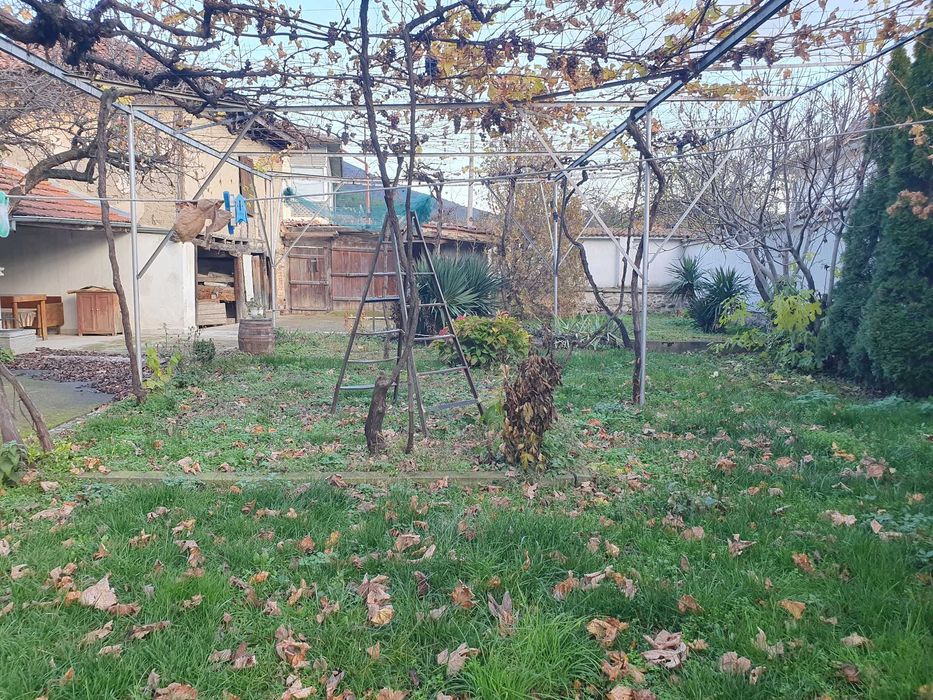 с.Енина самостоятелна къща на 2 етажа, двор 500 кв.м.