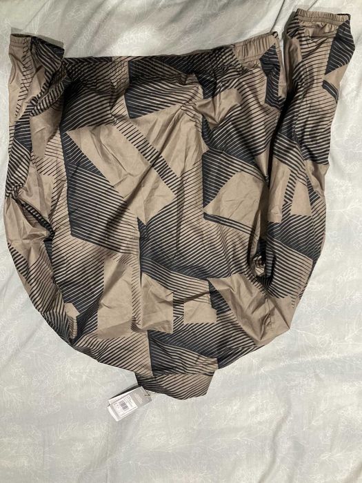 Ветровка Adidas, чисто нова с етикет размер S