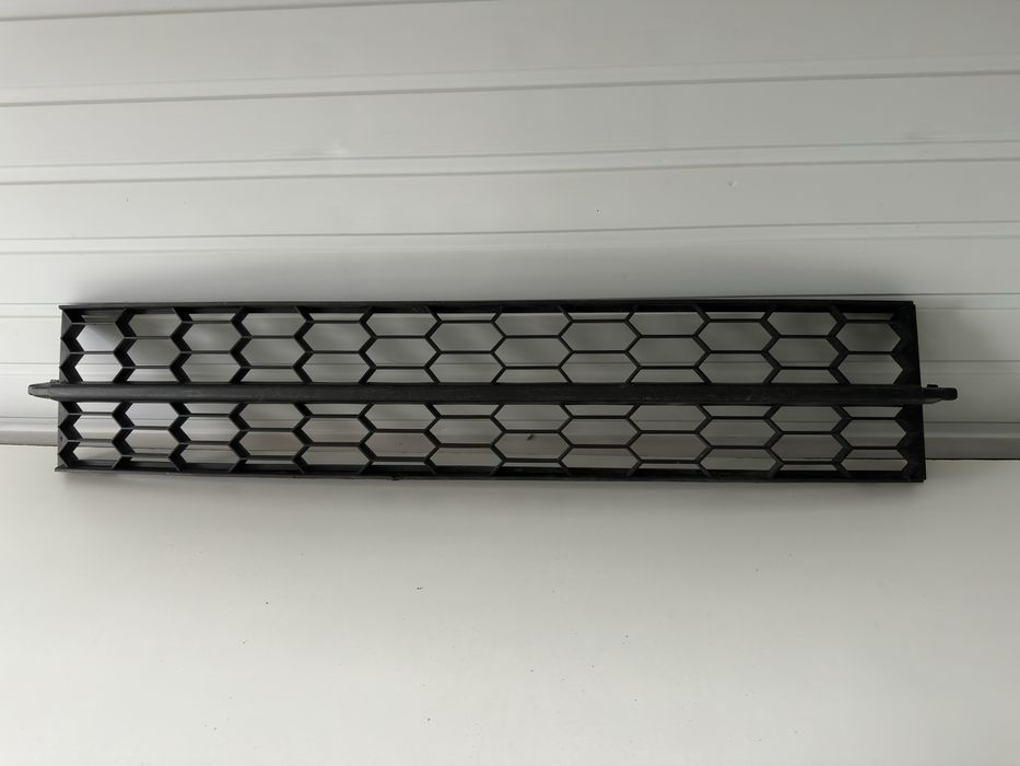 GRILĂ INFERIOARĂ BARĂ FAȚĂ (MIJLOC) – Skoda Octavia 3 (2013–2017)