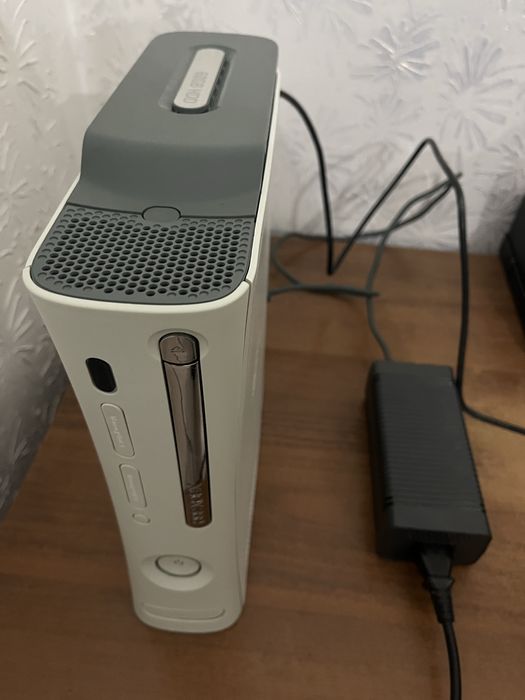 Продаётся Xbox 360 полностью рабочий
