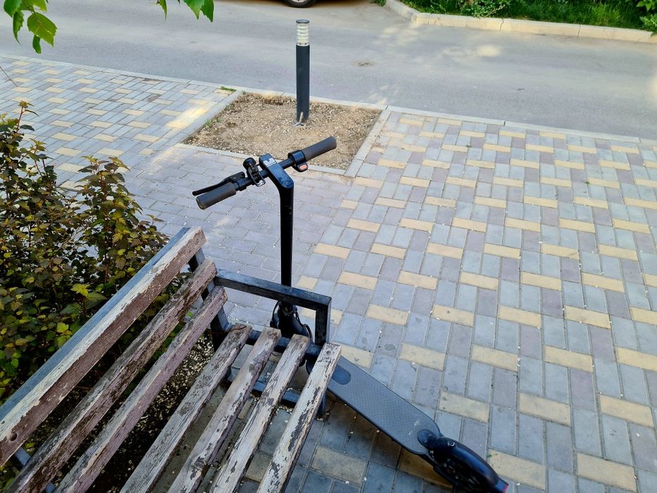 Продам электросамокат xiaomi essential