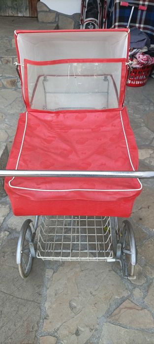 Бебешка ретро количка със зимен и летен кош, запазена за времето си .