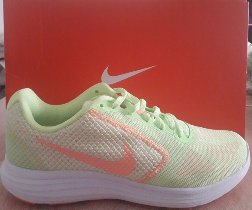 WMNS Nike Revolution 3