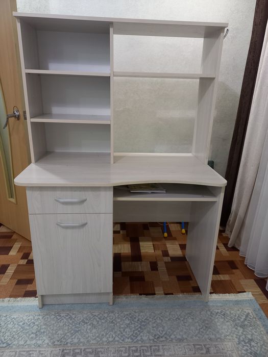 Продам компьютерный стол.