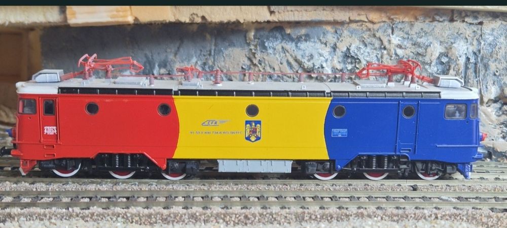 Locomotive 060 EA CFR MACHETE statice expo trenulet electric  scara HO tricolor