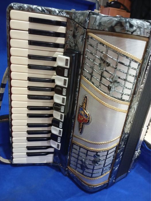 Акардион продам.