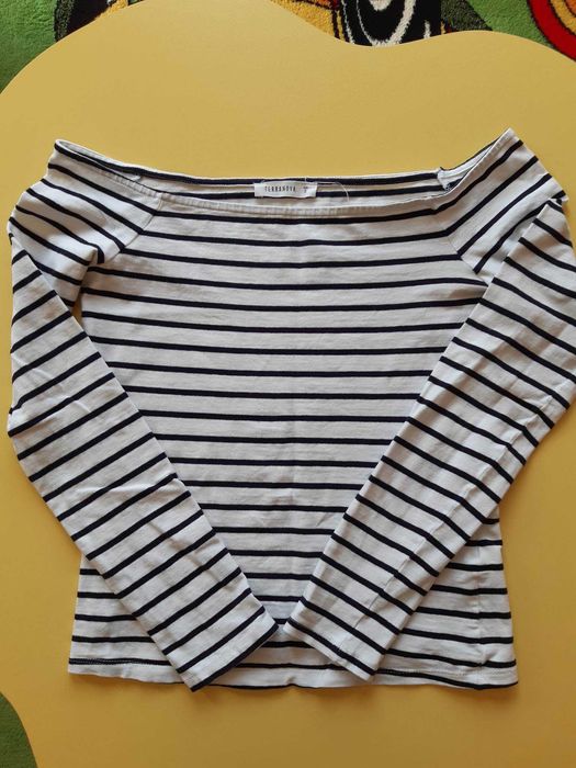 Лот от две тънки блузки и жилетка, цена 10.00 лв.