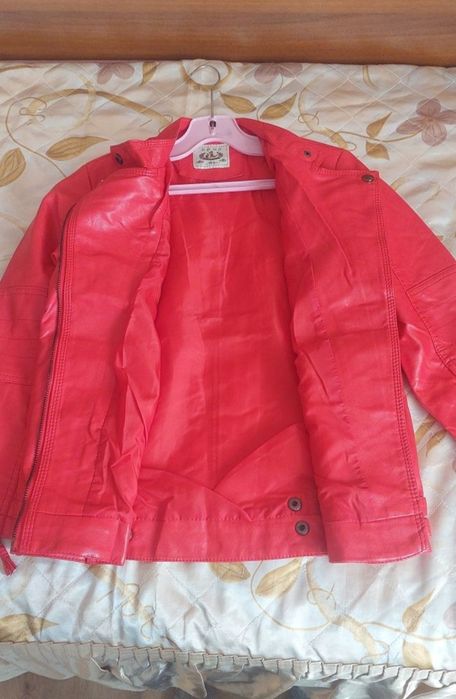 червени кожени якета